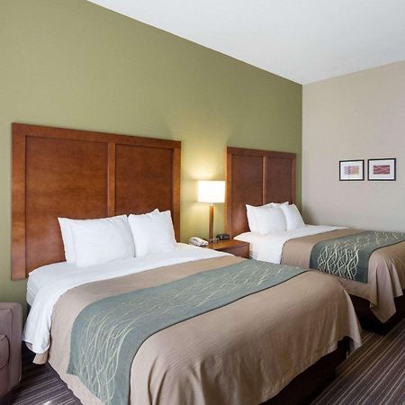 Comfort Inn & Suites Fayetteville-University Area Bagian luar foto