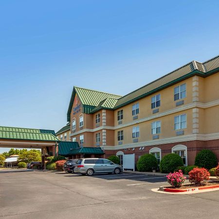 Comfort Inn & Suites Fayetteville-University Area Bagian luar foto