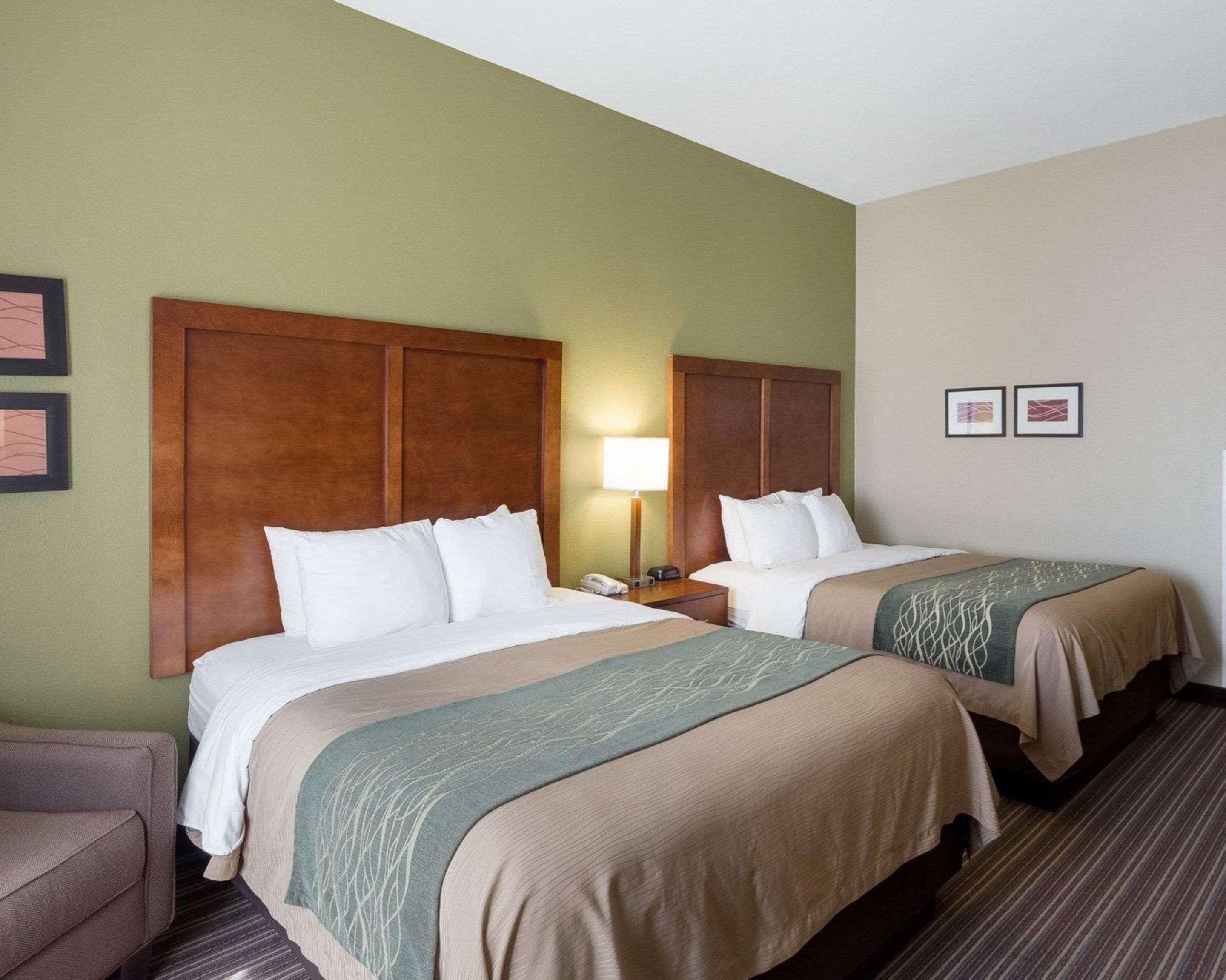 Comfort Inn & Suites Fayetteville-University Area Bagian luar foto