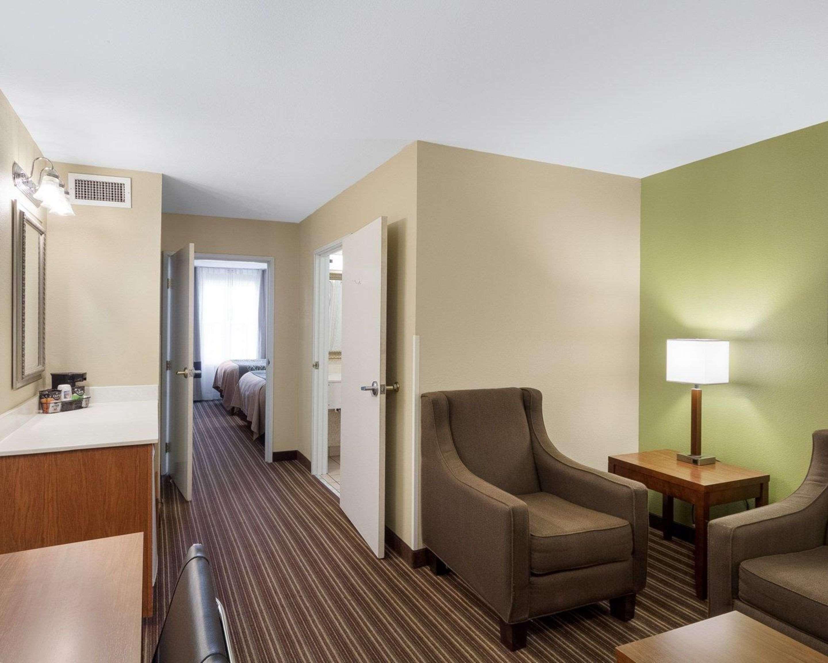Comfort Inn & Suites Fayetteville-University Area Bagian luar foto