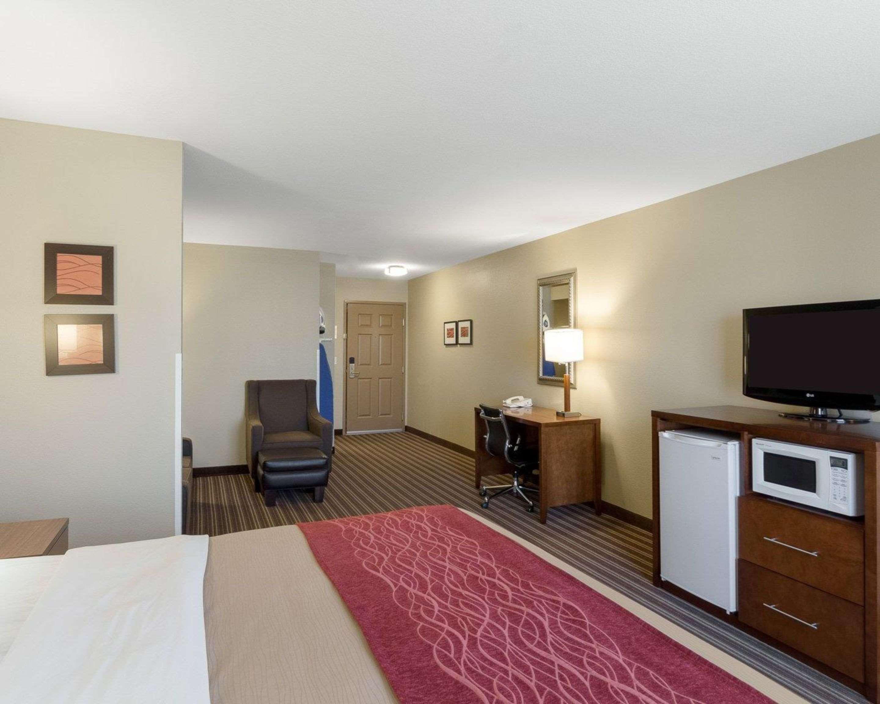 Comfort Inn & Suites Fayetteville-University Area Bagian luar foto