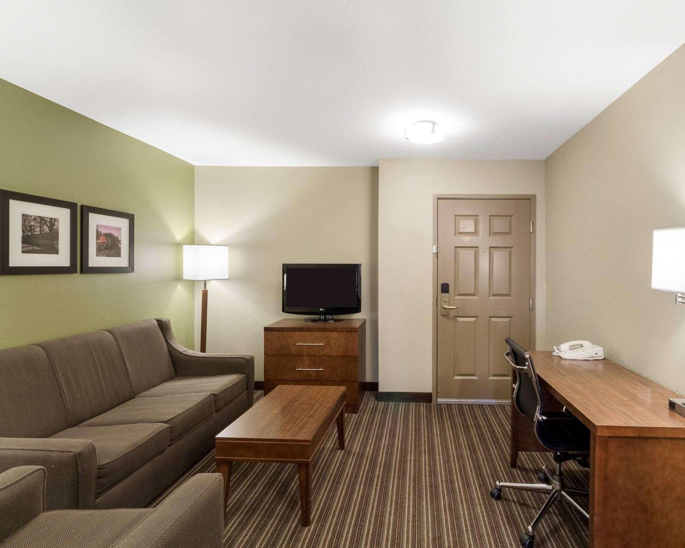 Comfort Inn & Suites Fayetteville-University Area Bagian luar foto