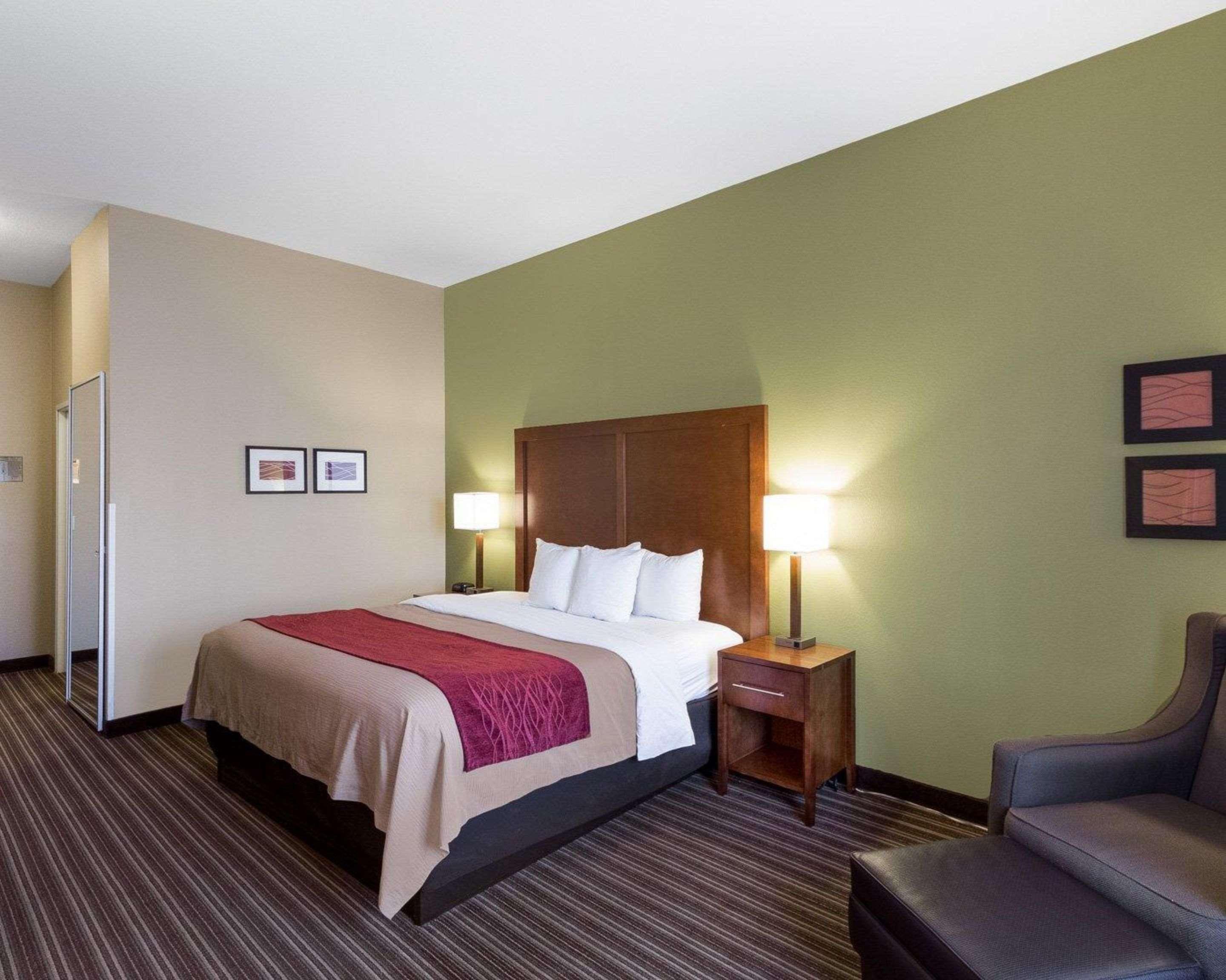 Comfort Inn & Suites Fayetteville-University Area Bagian luar foto