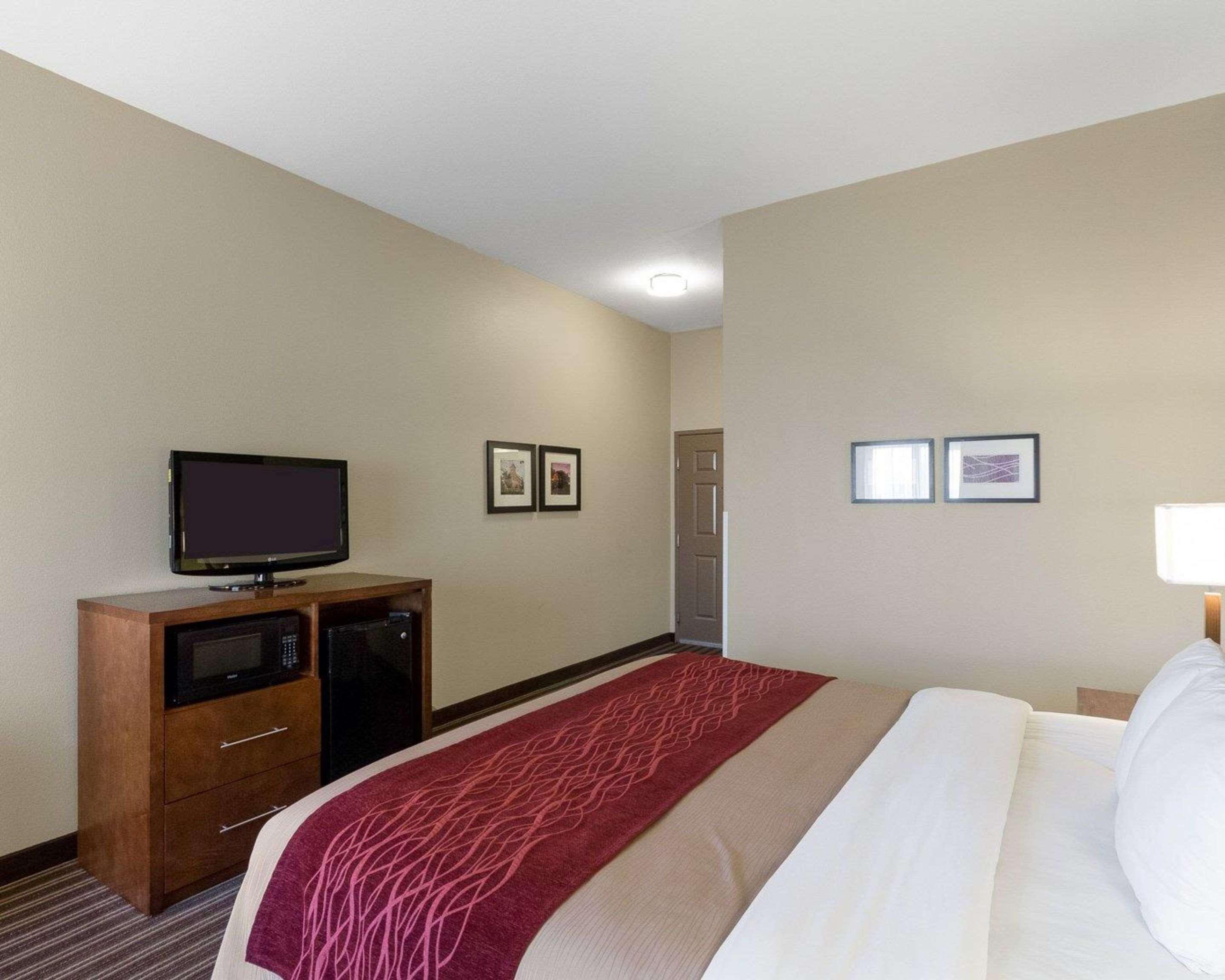 Comfort Inn & Suites Fayetteville-University Area Bagian luar foto