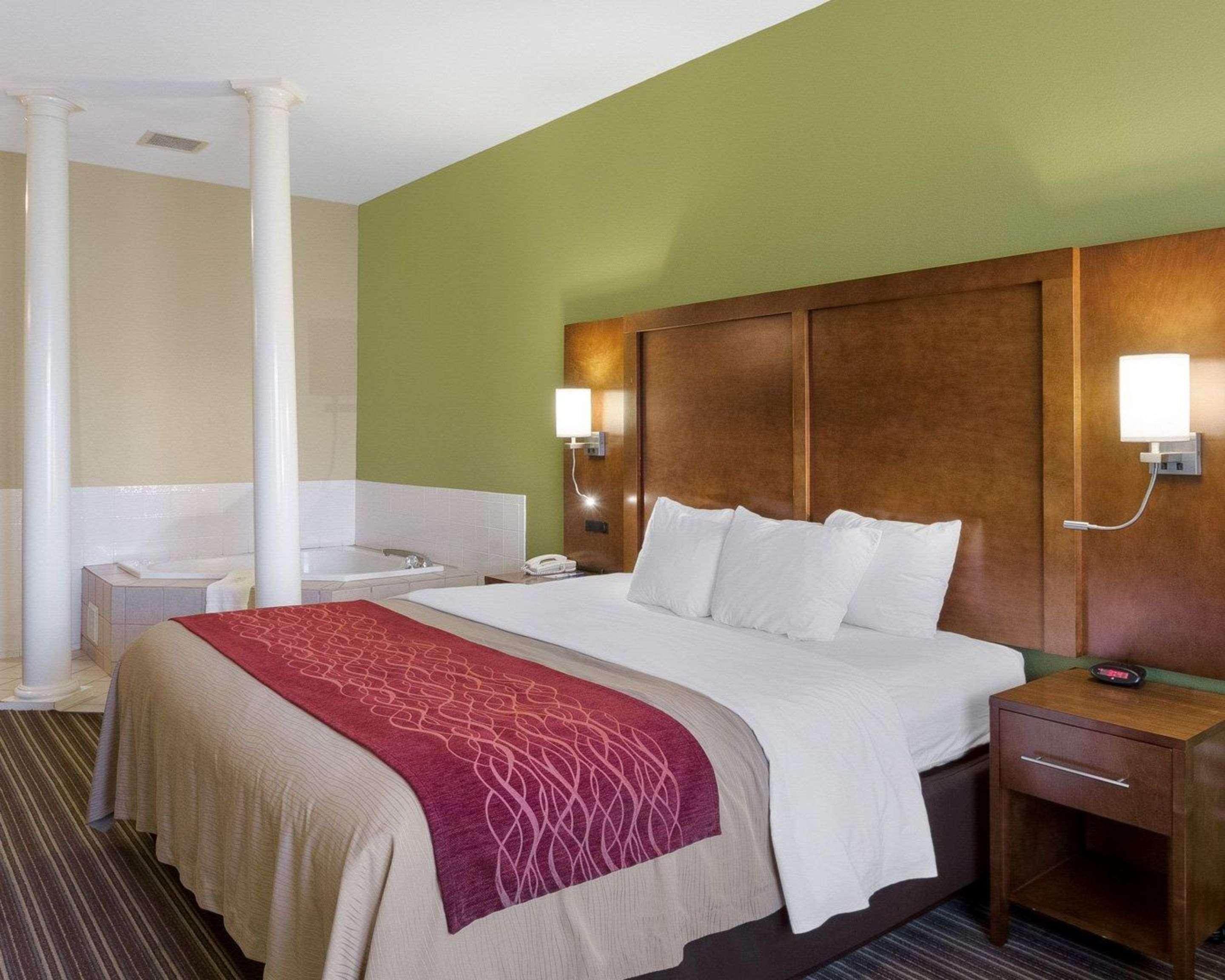 Comfort Inn & Suites Fayetteville-University Area Bagian luar foto
