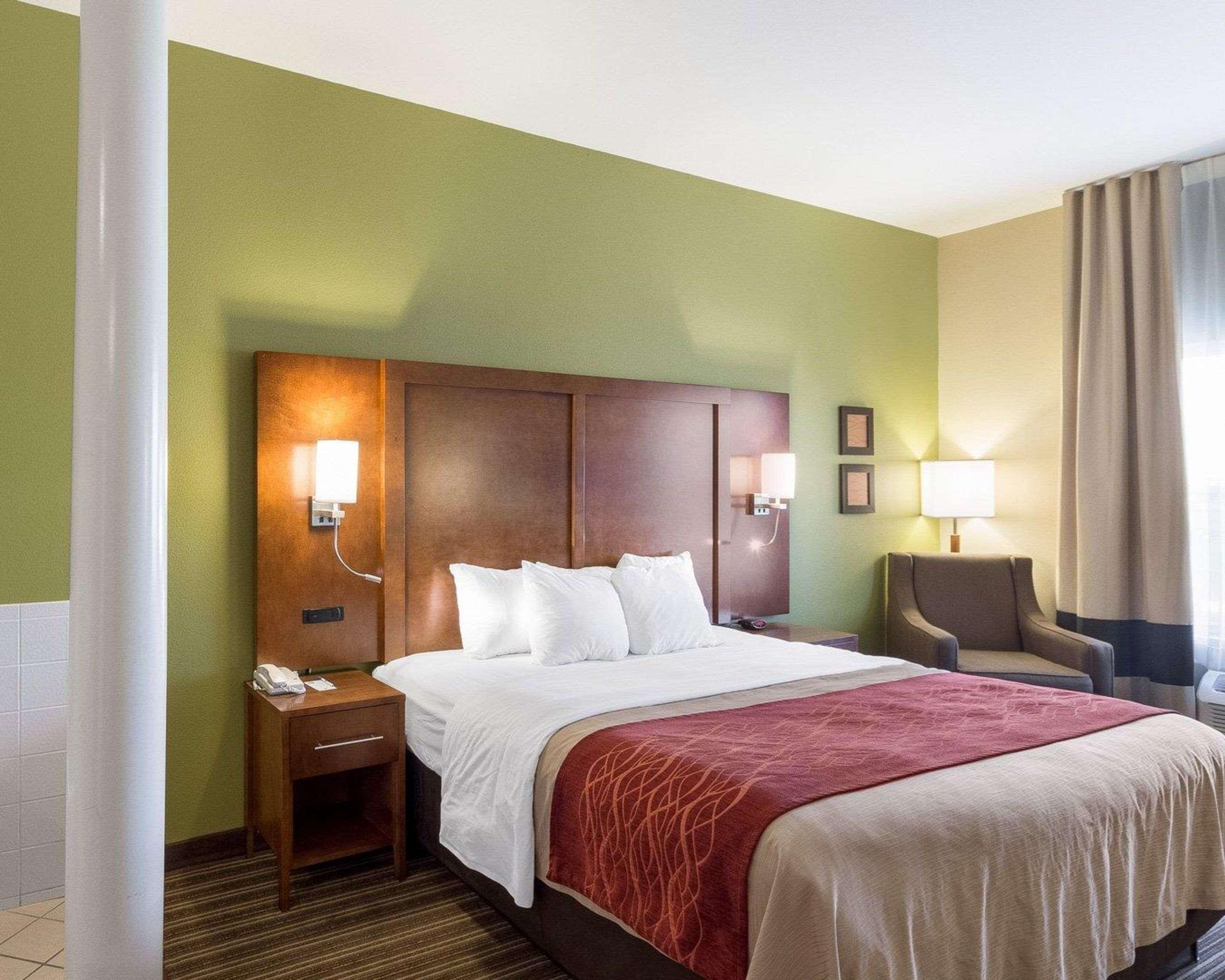 Comfort Inn & Suites Fayetteville-University Area Bagian luar foto