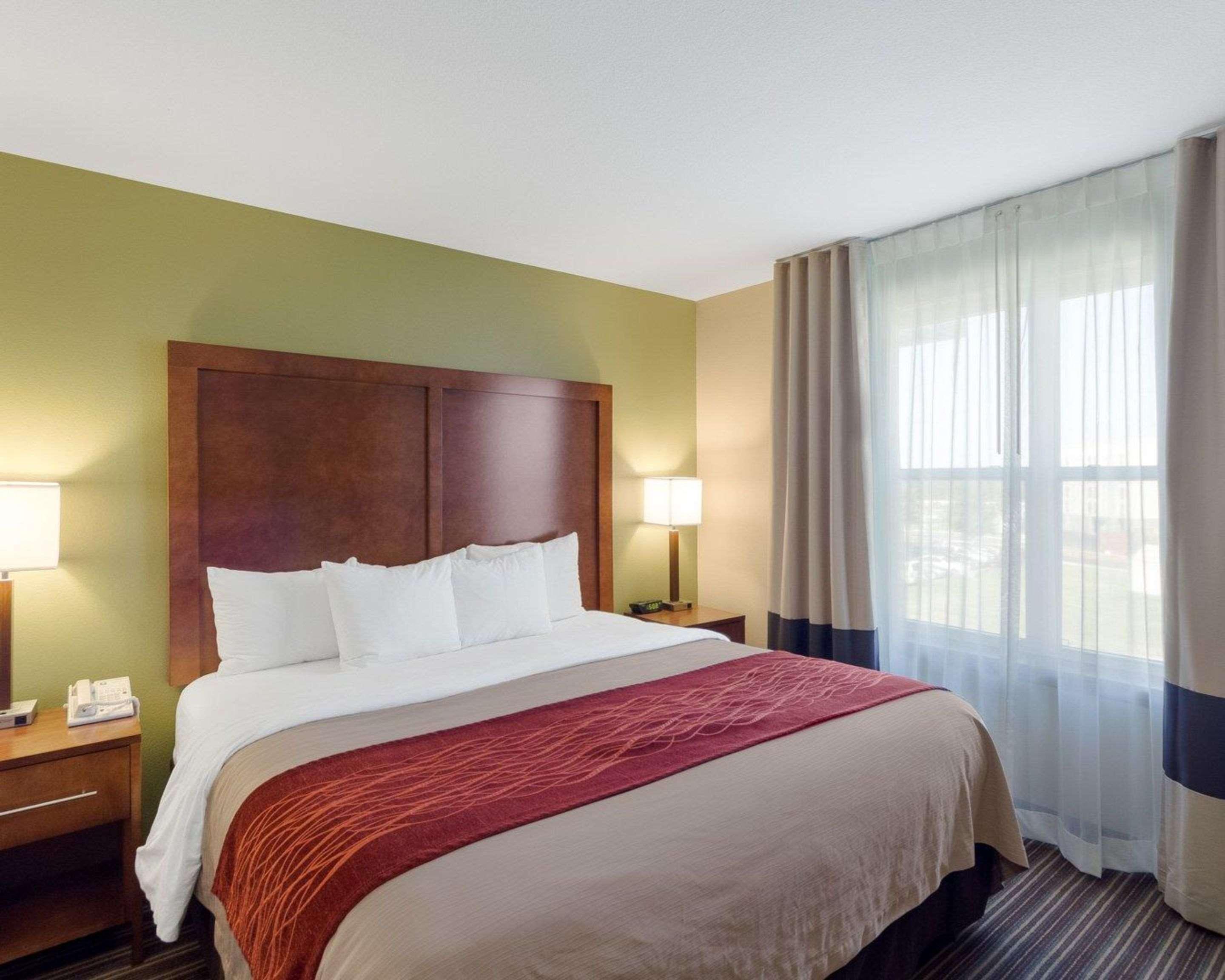 Comfort Inn & Suites Fayetteville-University Area Bagian luar foto