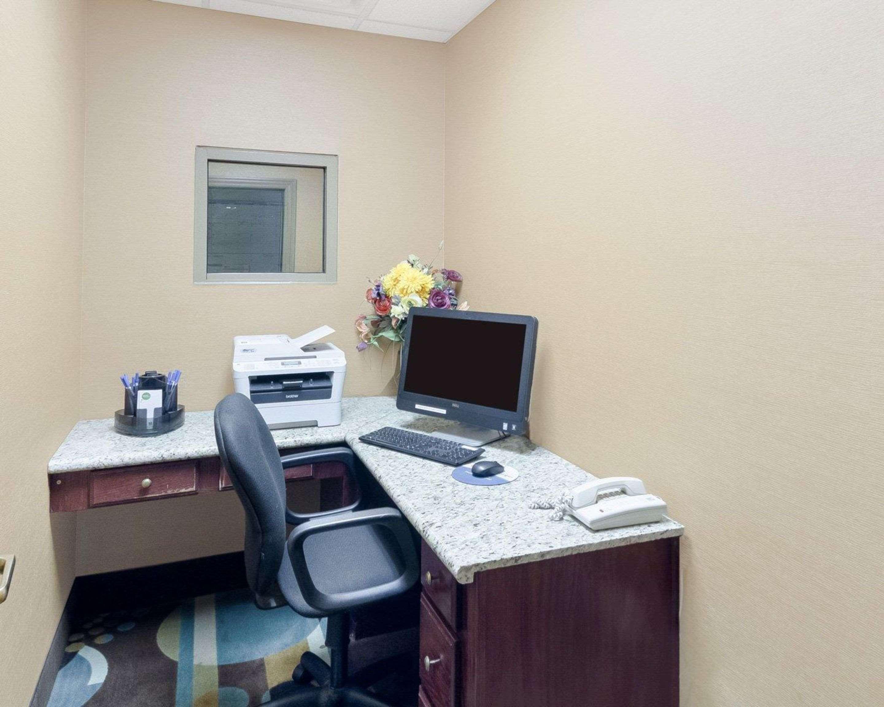 Comfort Inn & Suites Fayetteville-University Area Bagian luar foto