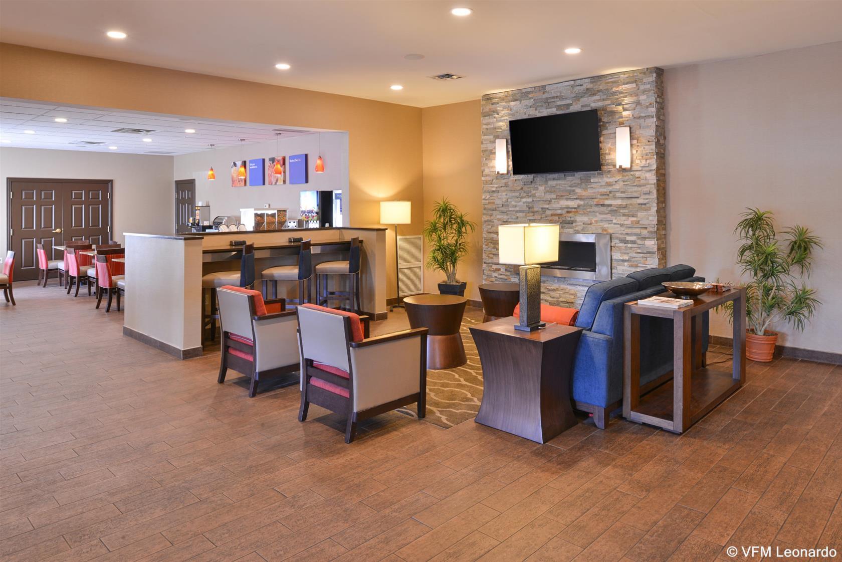 Comfort Inn & Suites Fayetteville-University Area Bagian luar foto