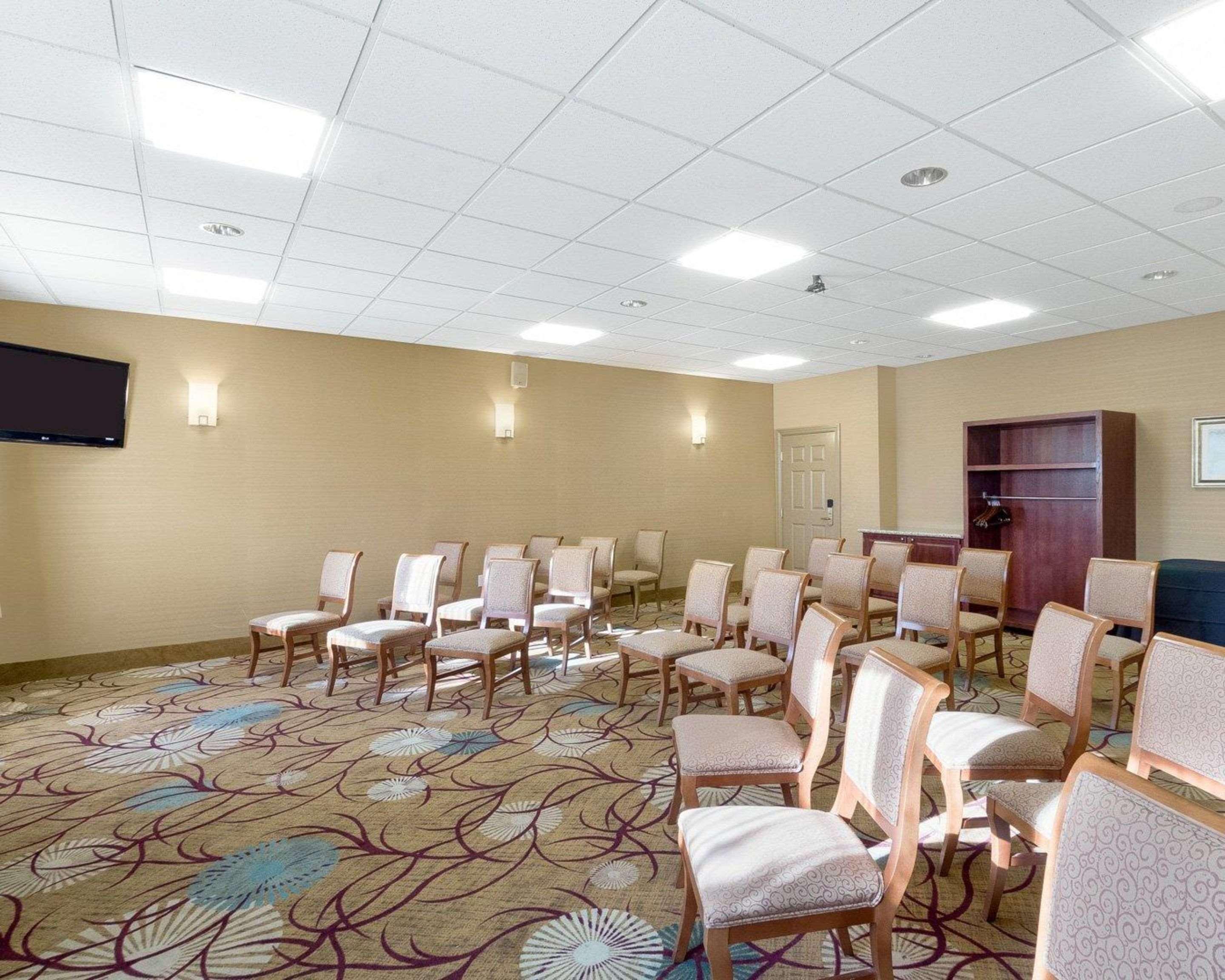 Comfort Inn & Suites Fayetteville-University Area Bagian luar foto