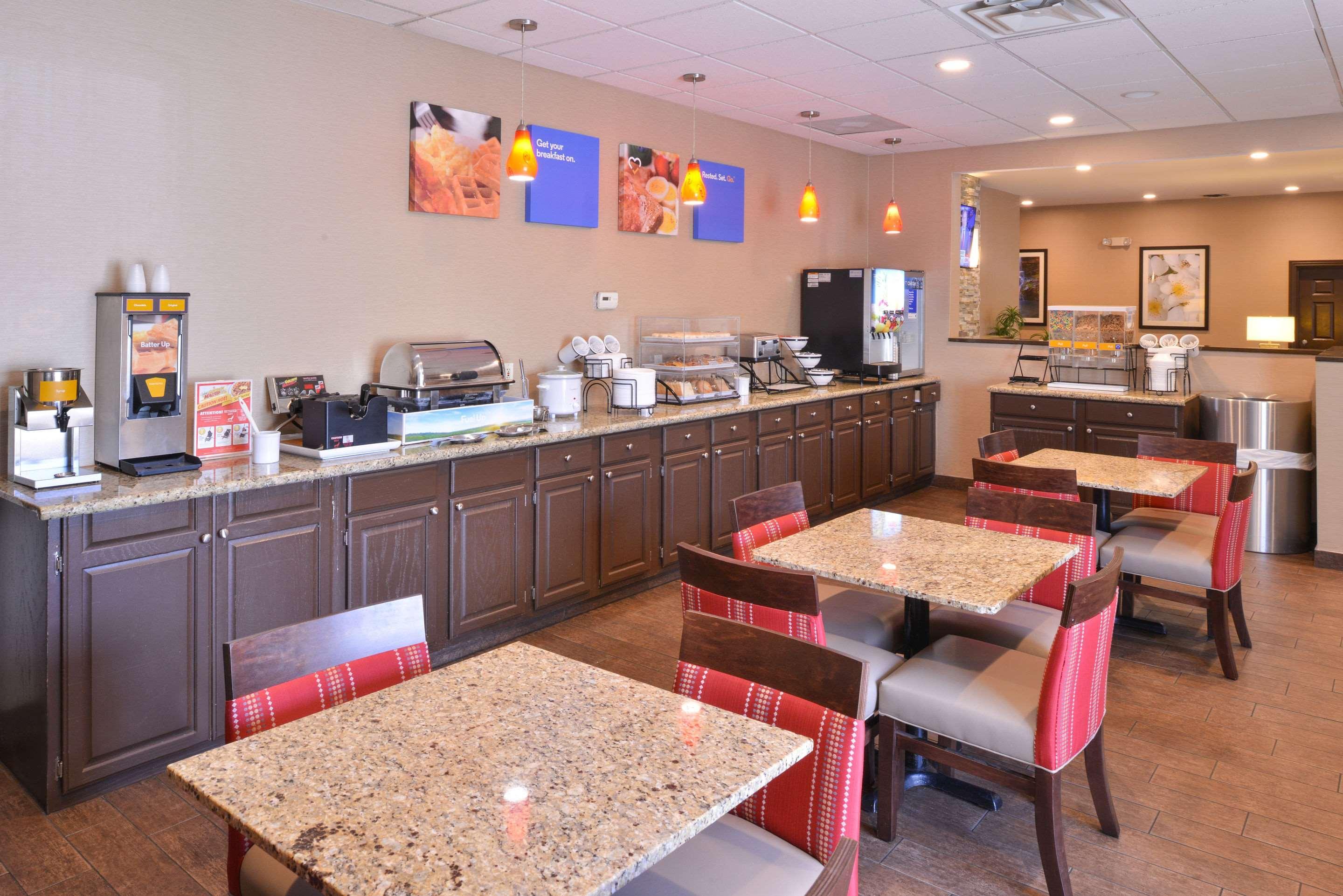 Comfort Inn & Suites Fayetteville-University Area Bagian luar foto