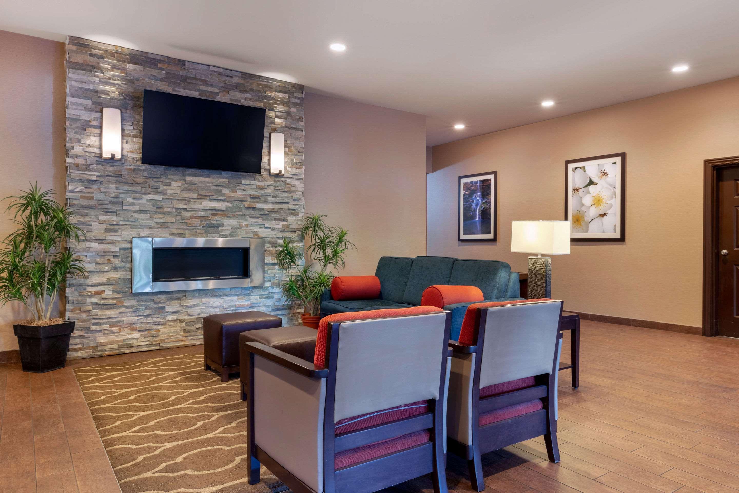Comfort Inn & Suites Fayetteville-University Area Bagian luar foto