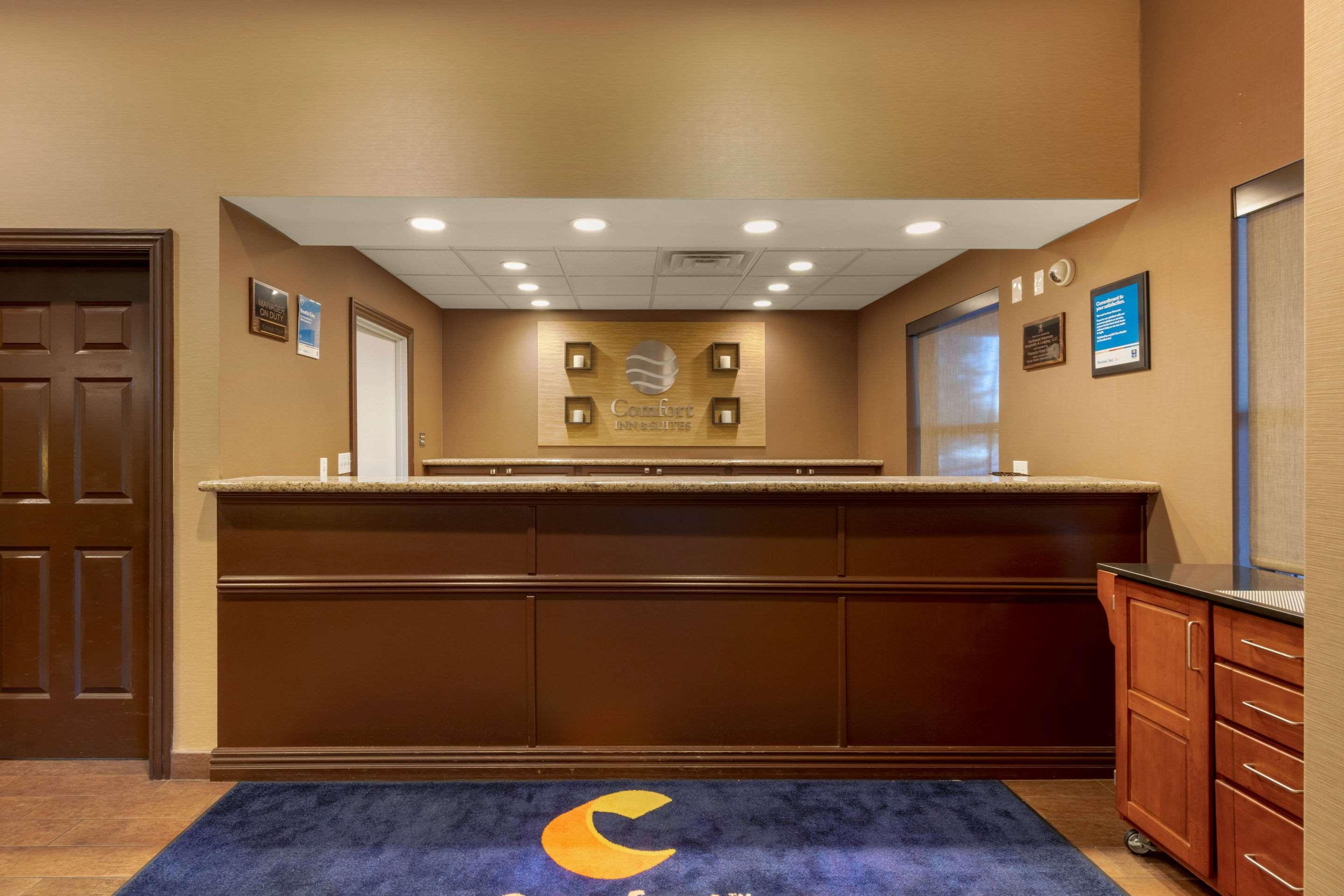 Comfort Inn & Suites Fayetteville-University Area Bagian luar foto