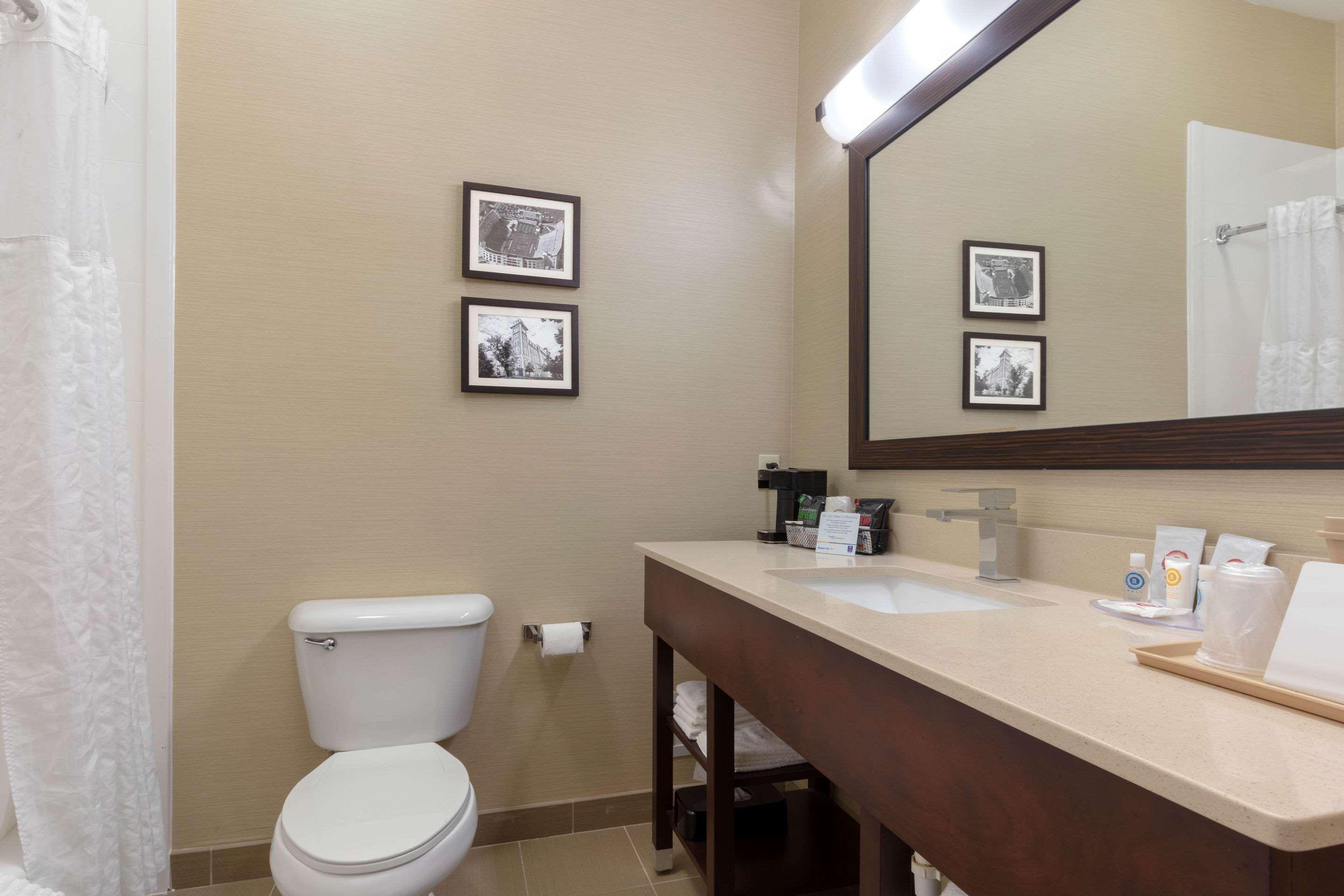 Comfort Inn & Suites Fayetteville-University Area Bagian luar foto