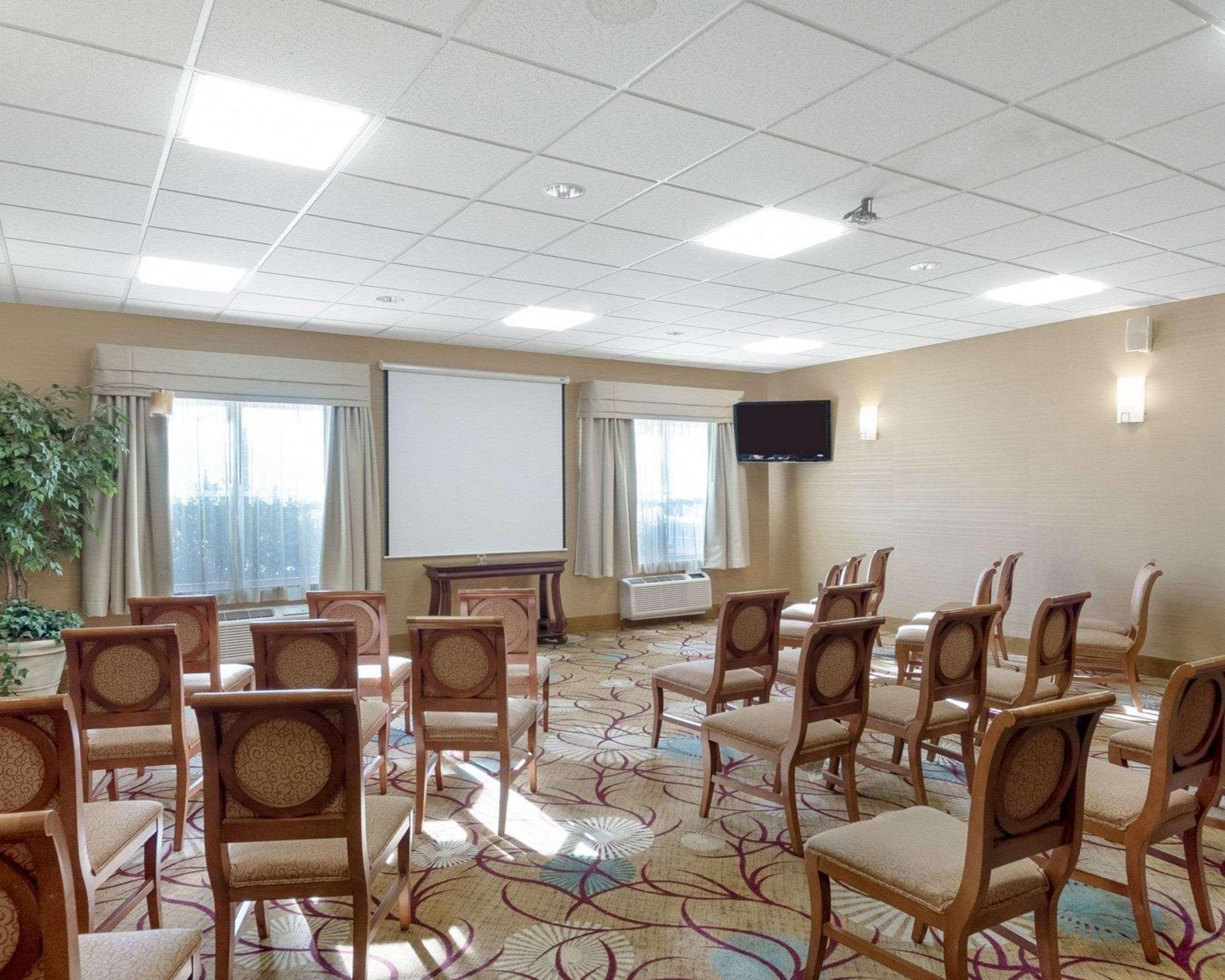 Comfort Inn & Suites Fayetteville-University Area Bagian luar foto