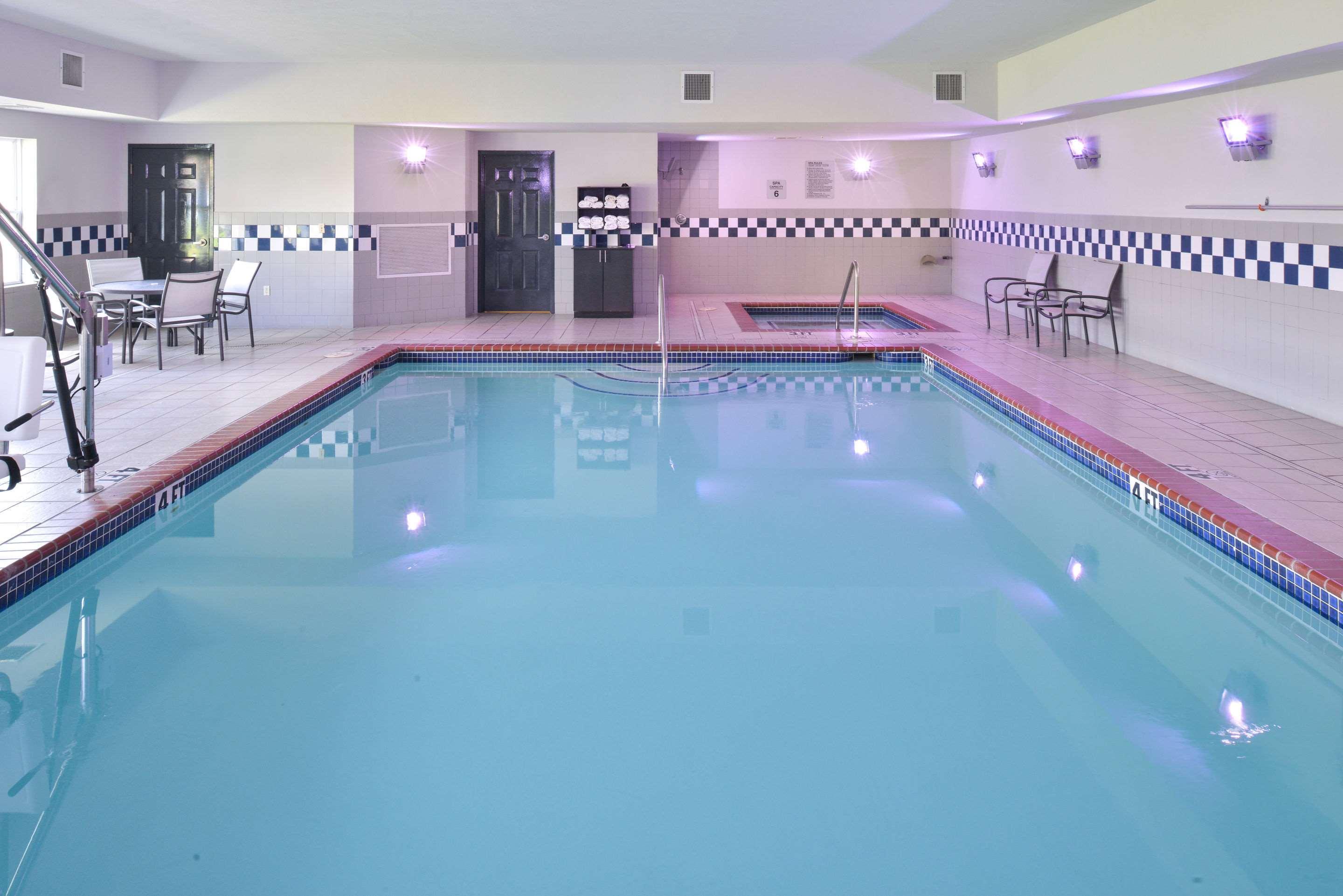 Comfort Inn & Suites Fayetteville-University Area Bagian luar foto