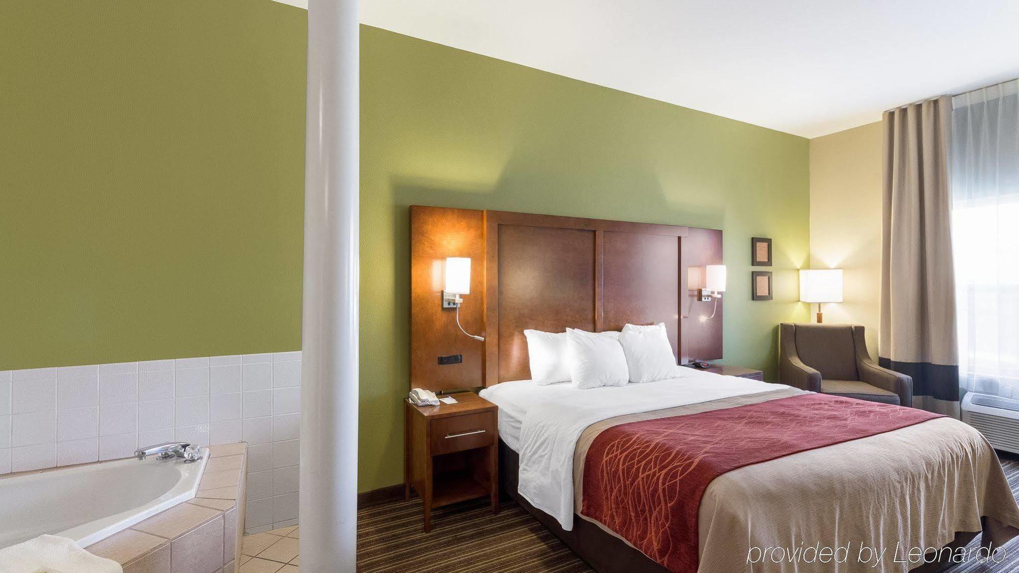 Comfort Inn & Suites Fayetteville-University Area Bagian luar foto