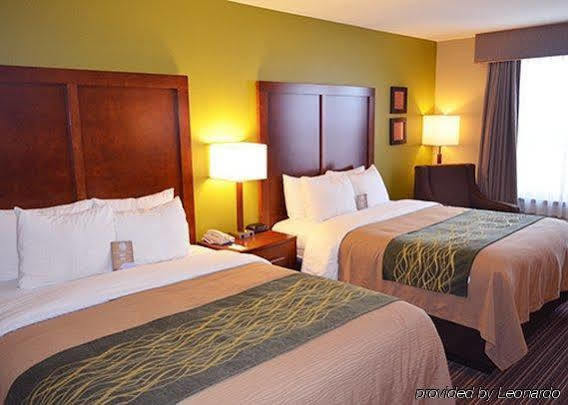Comfort Inn & Suites Fayetteville-University Area Bagian luar foto